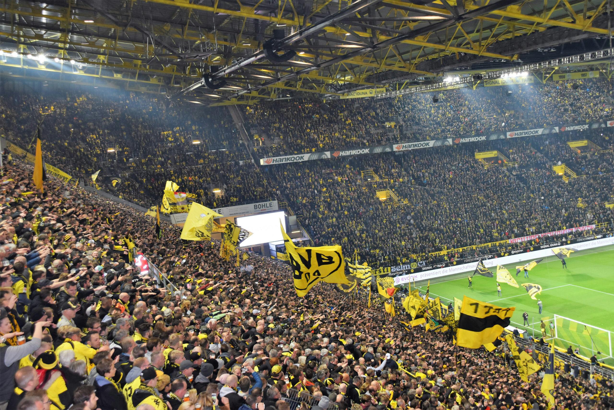 Signal Iduna Park, Dortmund, Saksa. Stadion täynnä kannustavia faneja.
