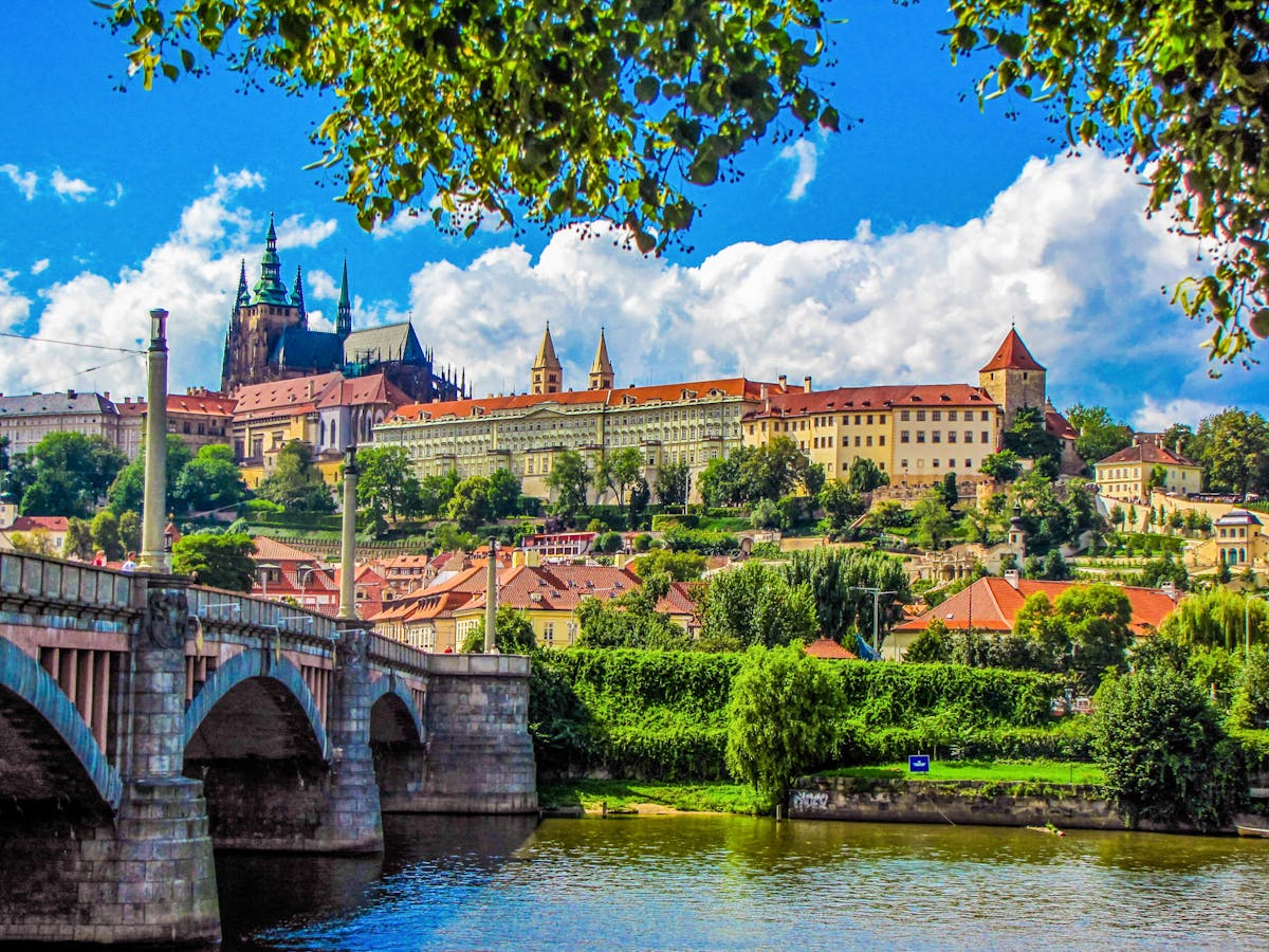 Prahan linna valoisaan aikaan.