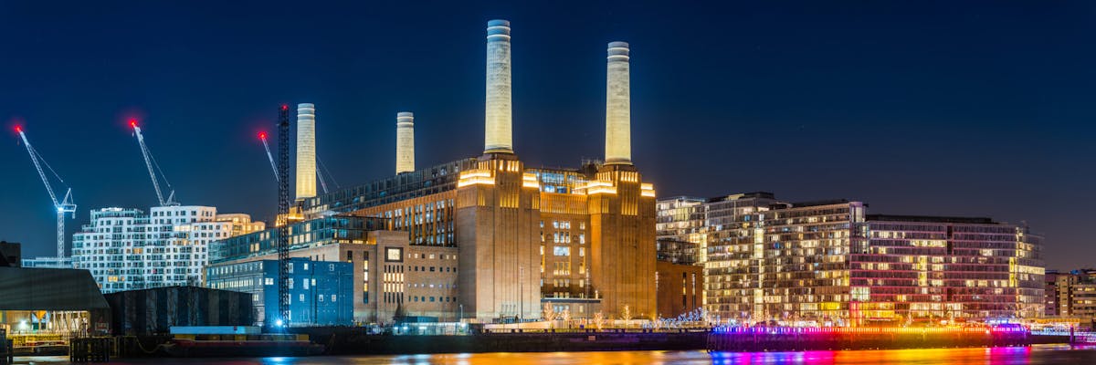 Vaakakuva Lontoon Battersean voimalaitoksesta illalla.