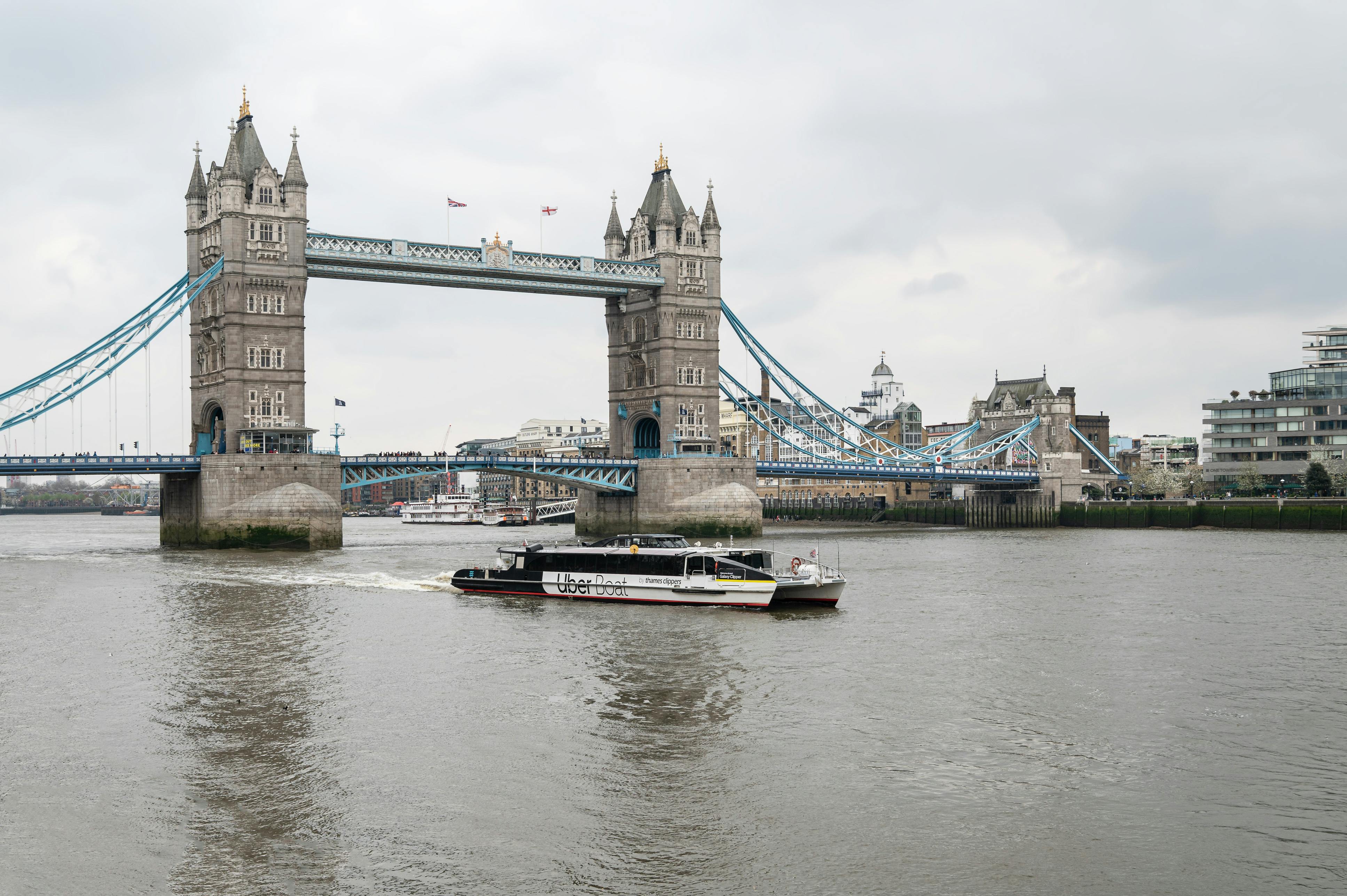Maisemakuva Tower Bridge Lontoossa.