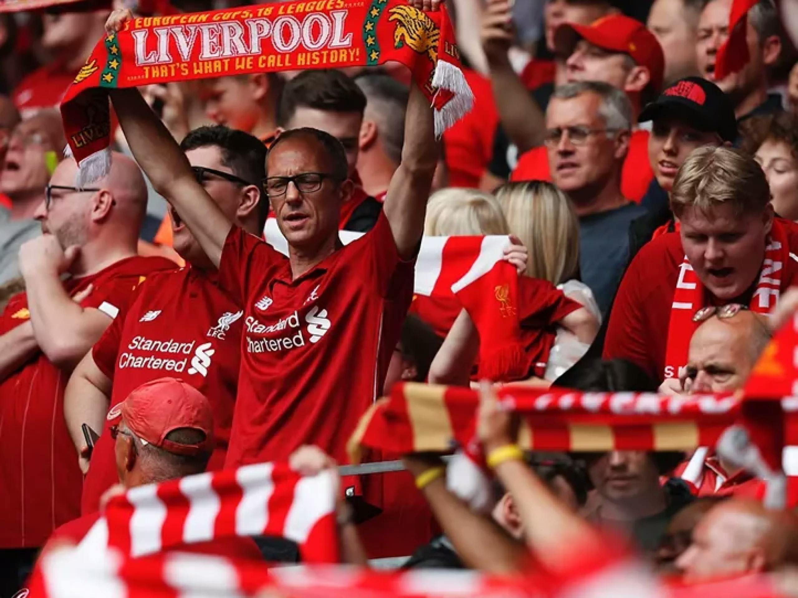 Faneja kannustamassa Liverpool FC punaisissa vaatteissa