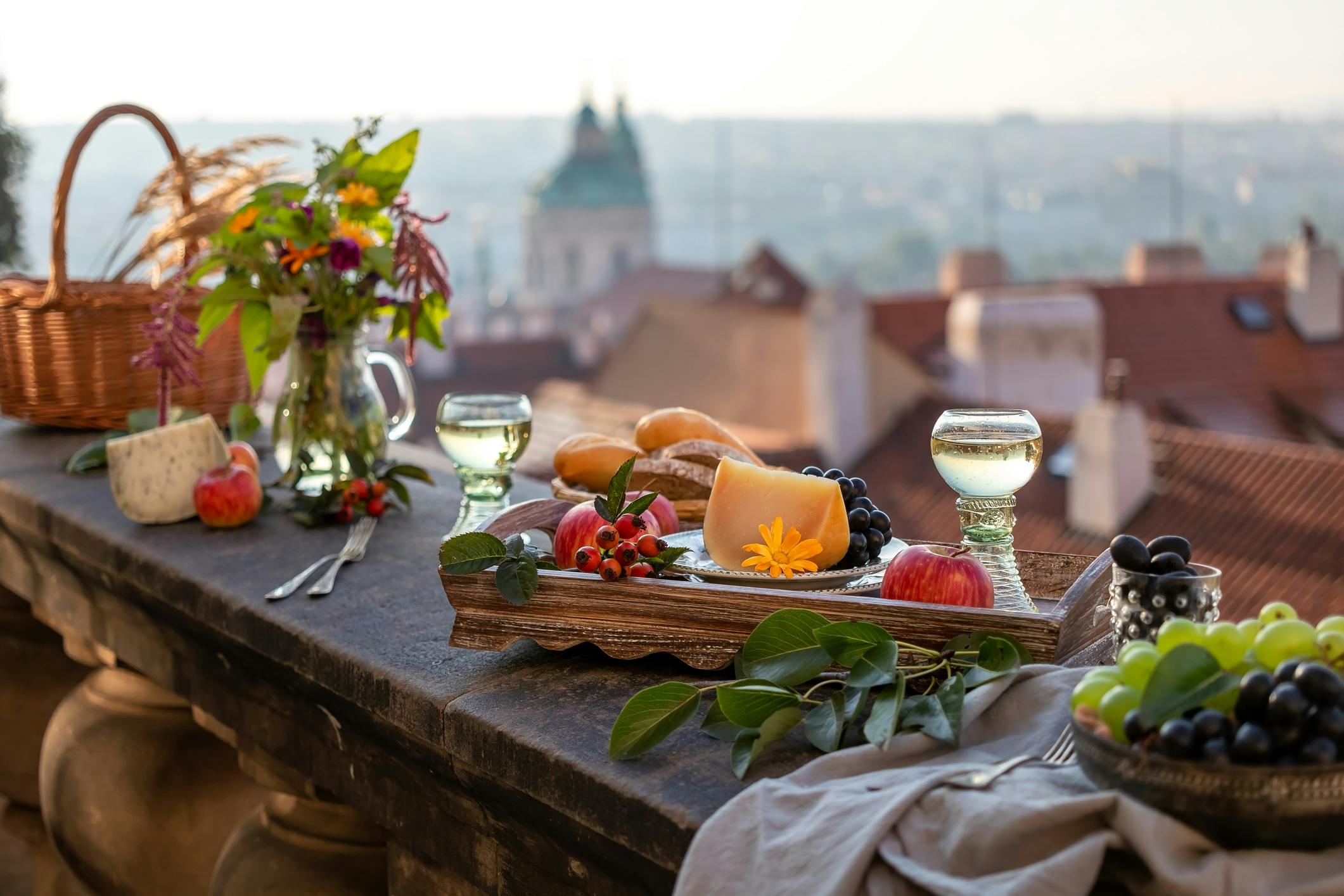 Juustolautanen hedelmillä, taustalla panoraama Prahasta.