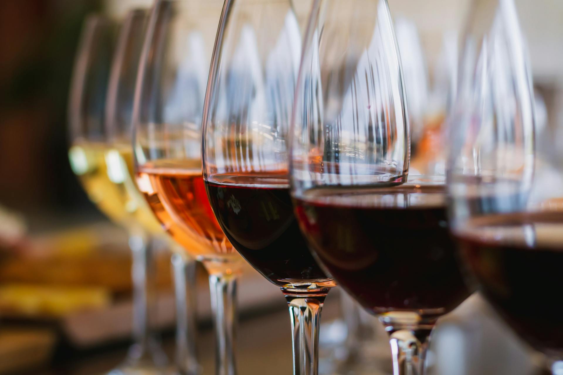 Kreikkalaisia viinejä laseissa rivissä.