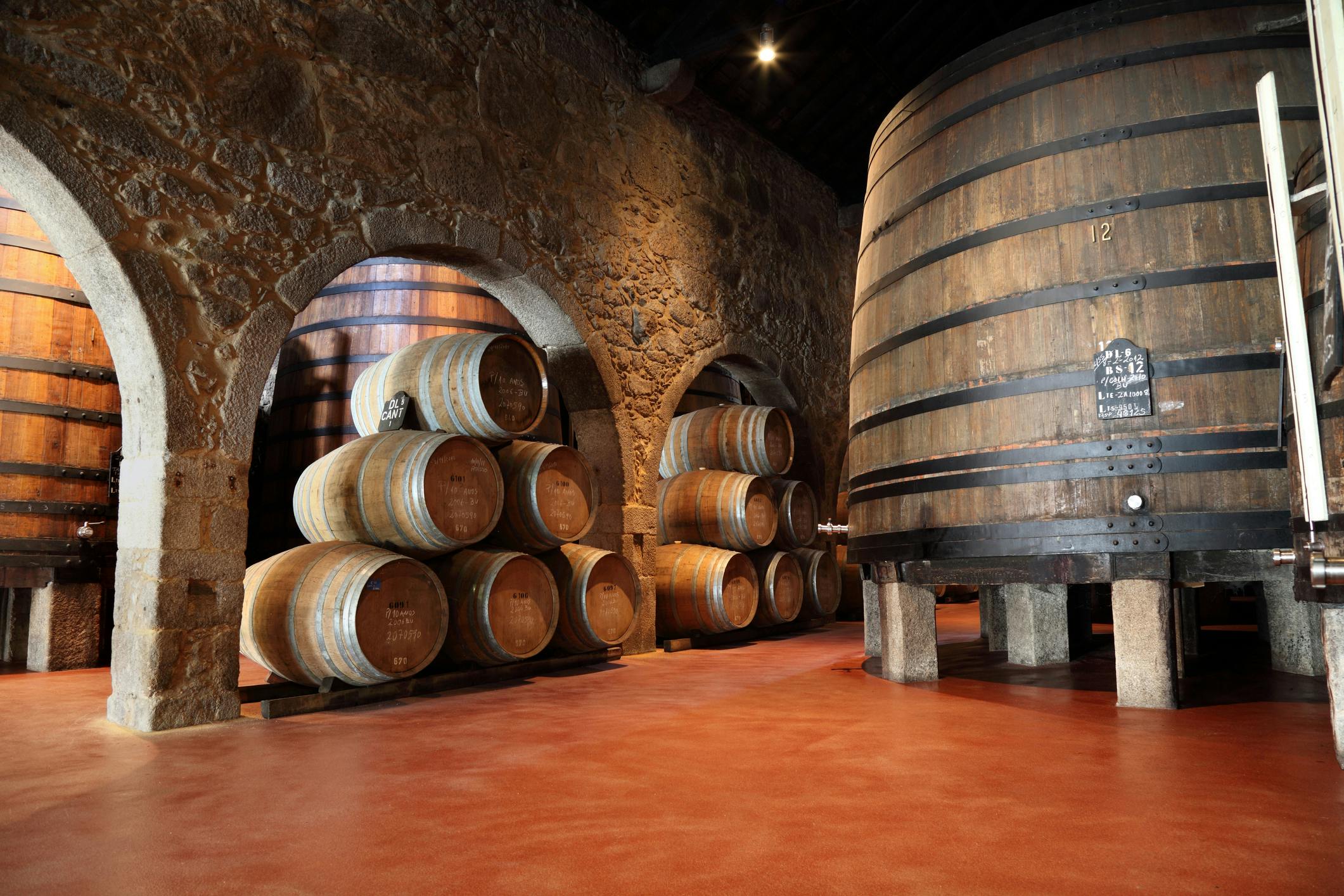 Näkymä otettu Porton viinikellarista, jossa näkyy viinitynnyreitä