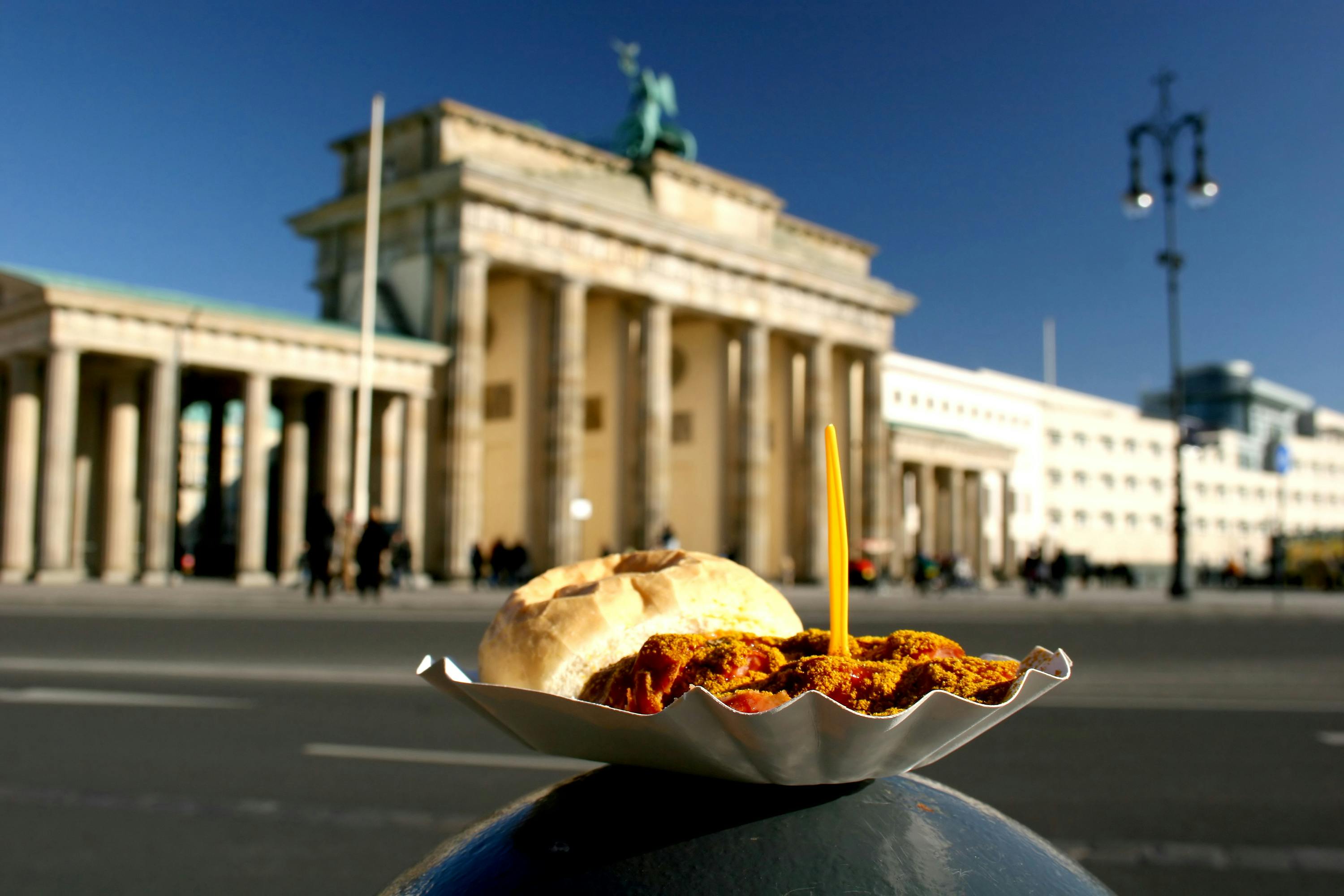 Saksalainen hotdog ja Brandenburgin portti.