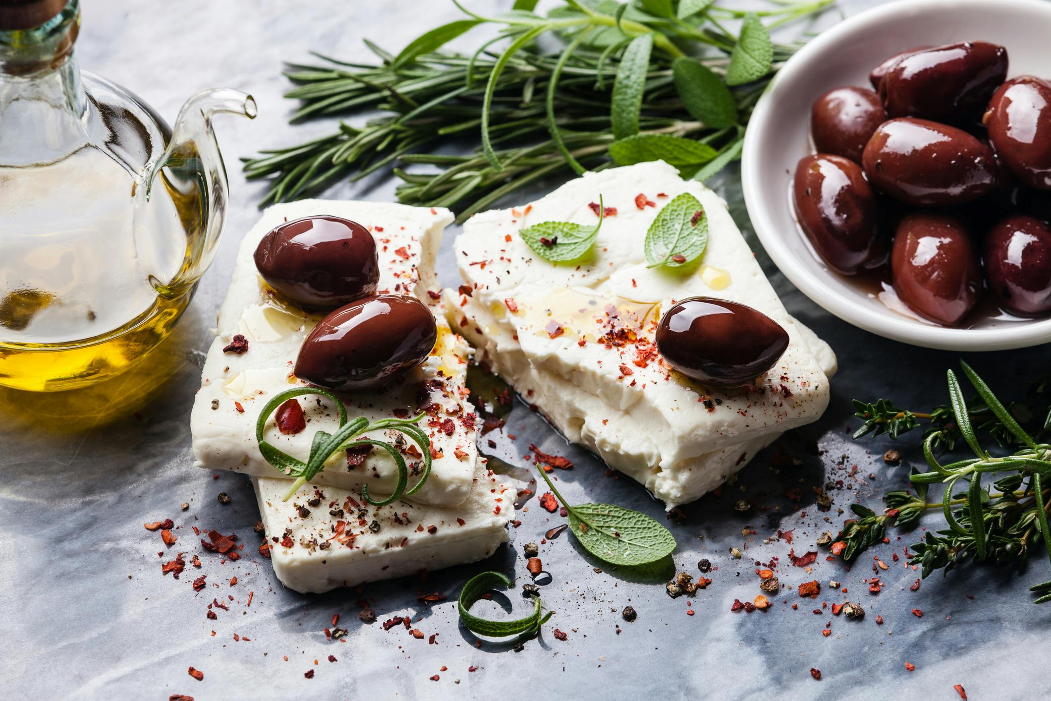 Kreikkalainen fetajuusto ja oliiveja.