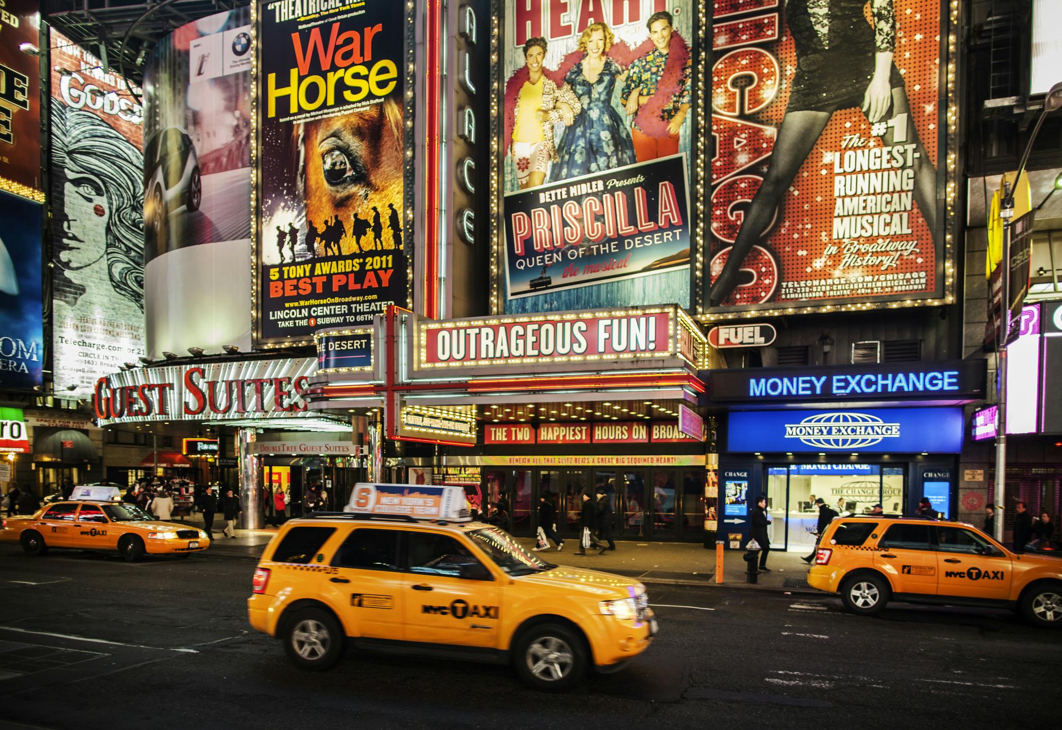 Broadway-katu New Yorkissa. Näkymässä keltaisia takseja