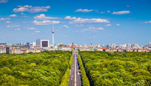 Berliinin horisontti Tiergarten-puistolla kesällä.