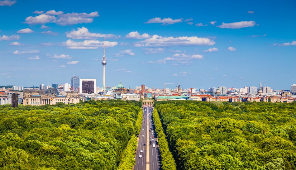 Berliinin horisontti Tiergarten-puistolla kesällä.