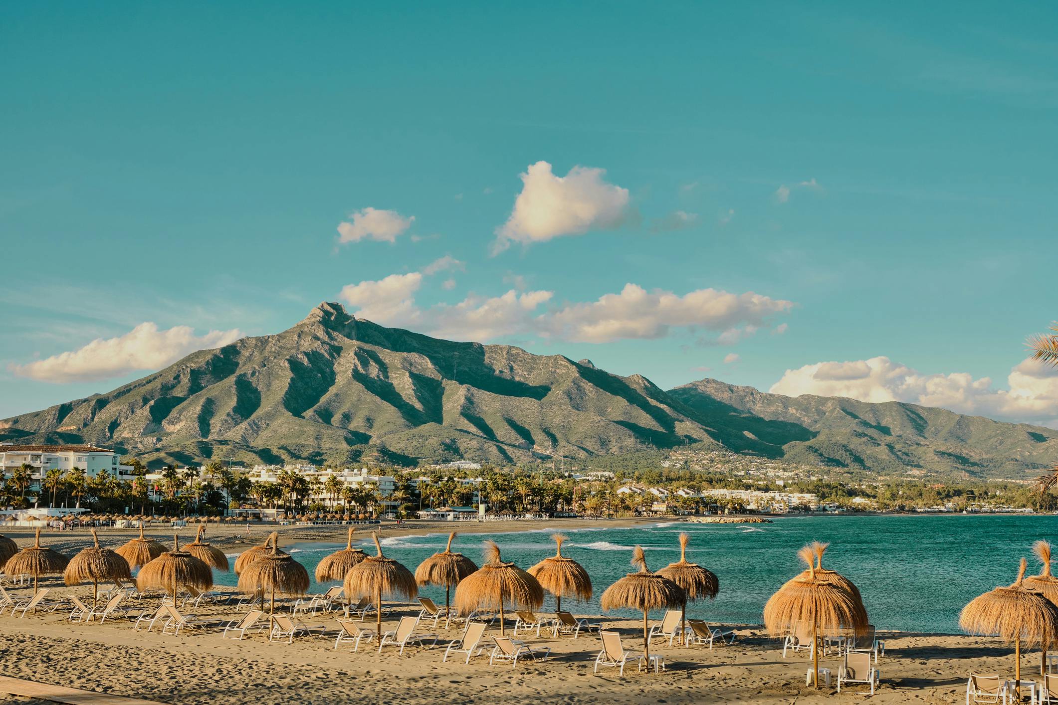 Puerto Banus ranta Marbellassa aurinkoisessa säässä