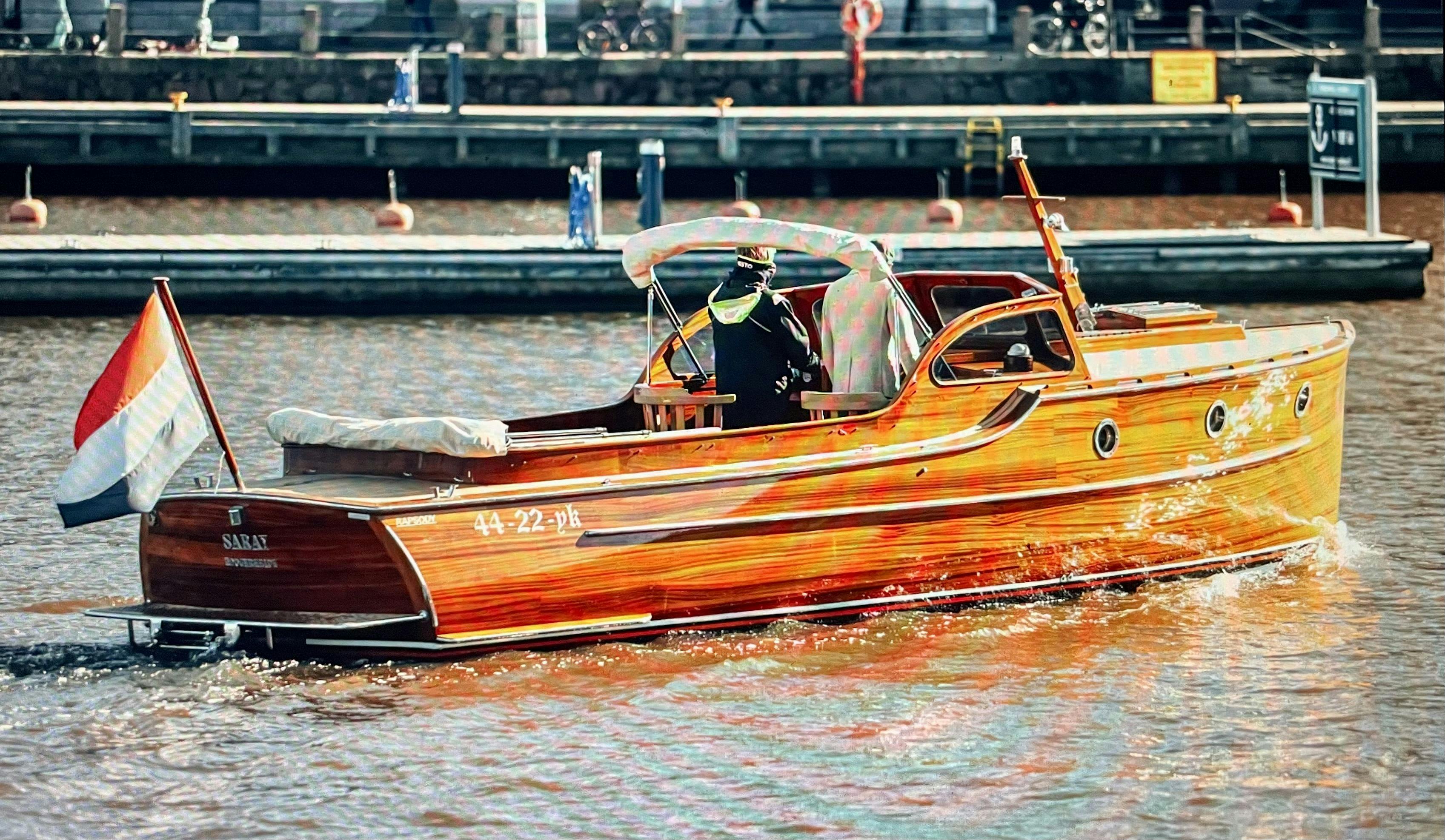 BN Marinen saaristo-illallisristeilyn vene kuljettaa pitkin Turkua.