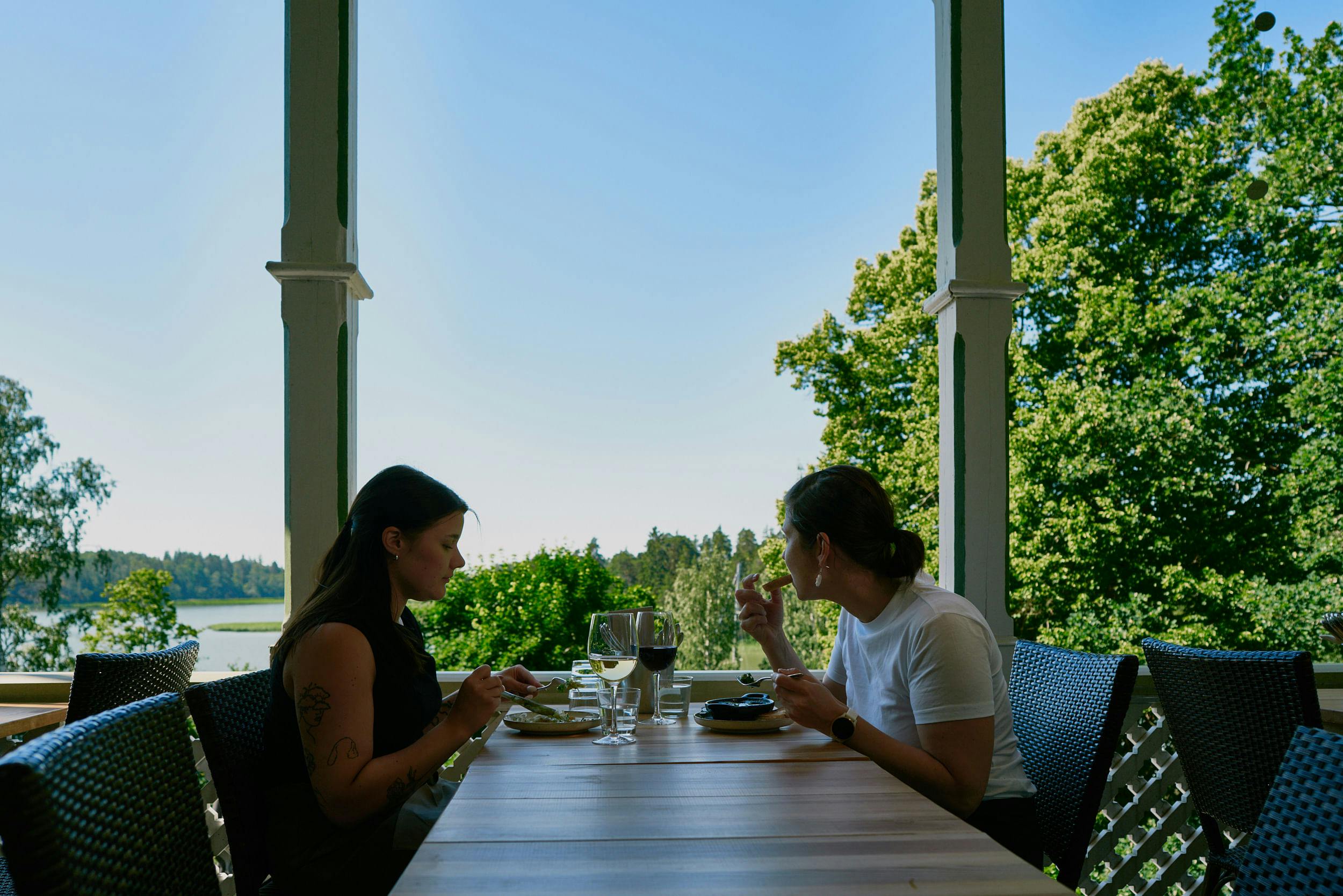 Saaristolaiselämys Turun saaristossa,jossa nautitaan läheisesi kanssa illallinen.