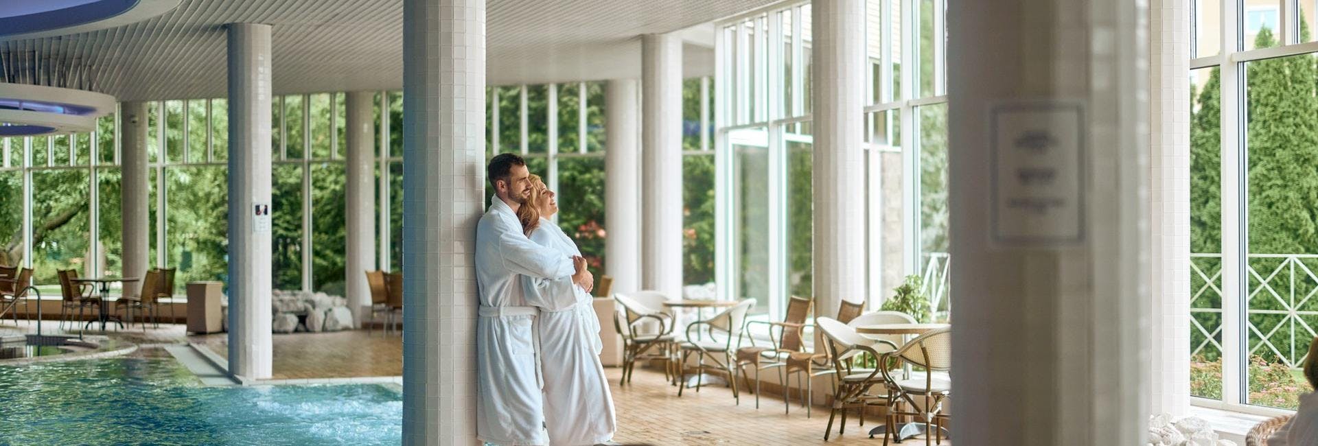 Pariskunta Naantali Spa -kylpylähotellissa