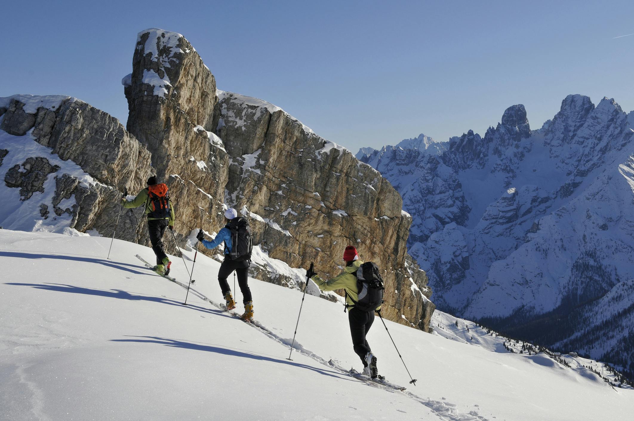 Ryhmä hiihtäjiä Italian vuoristossa.