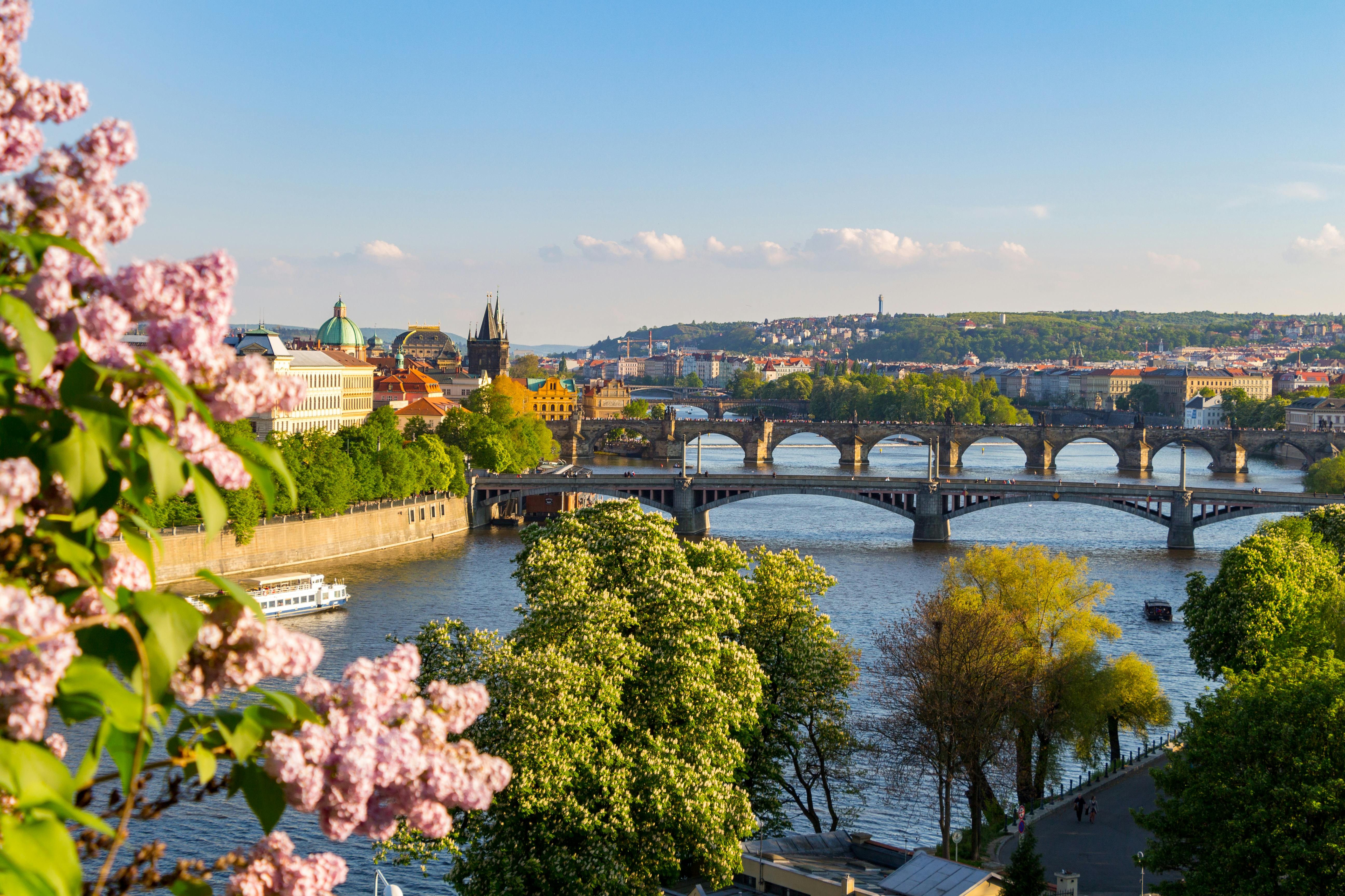 Kaupunkimaisemaa Prahasta. Näkymässä siltoja