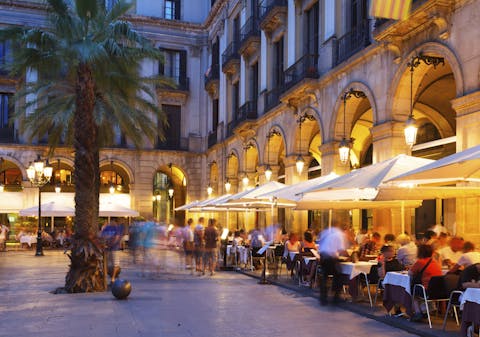 Plaça Reial -aukio Barri Goticissa La Ramblan edustalla Barcelonassa, Kataloniassa, Espanjassa