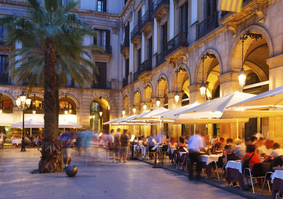 Plaça Reial -aukio Barri Goticissa La Ramblan edustalla Barcelonassa, Kataloniassa, Espanjassa