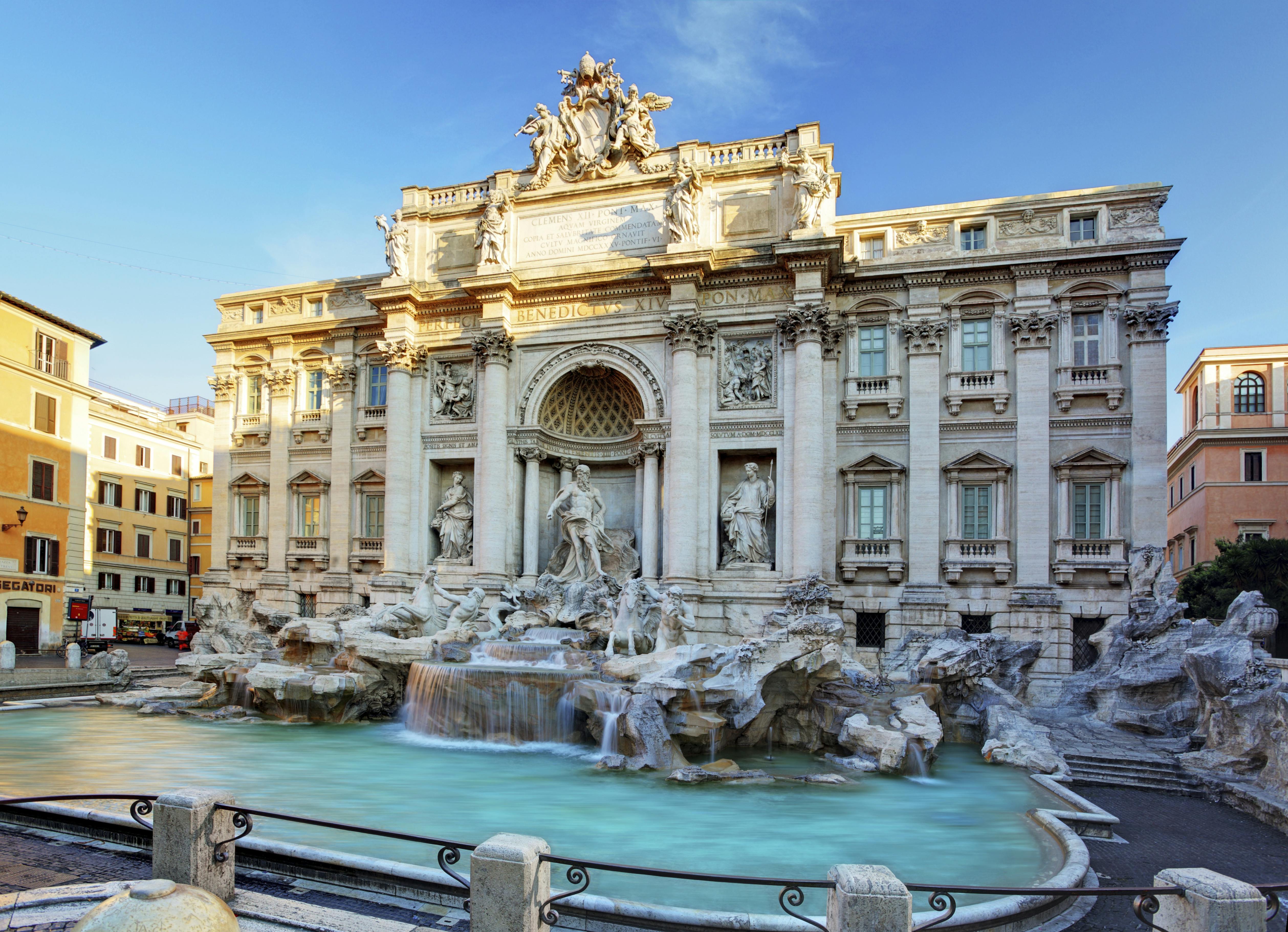 Näkymässä näyttävä suihkulähde Fontana di Trevi