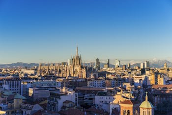 Ilmanäkymä kaupunkimaisemasta jossa näkyy katolinen kirkko Duomo di Milano sekä monia taloja