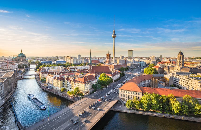 Ilmanäkymä Berliinistä. Näkymässä kaupunkimaisemaa ja joki