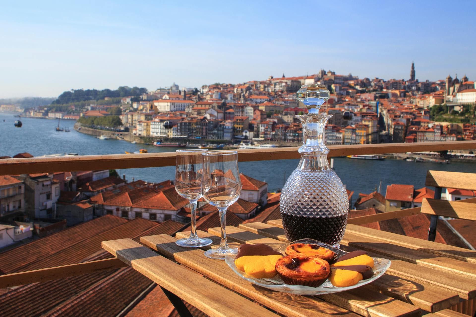 Portugalilaisia leivoksia ja viiniä kaupunkimaisemassa