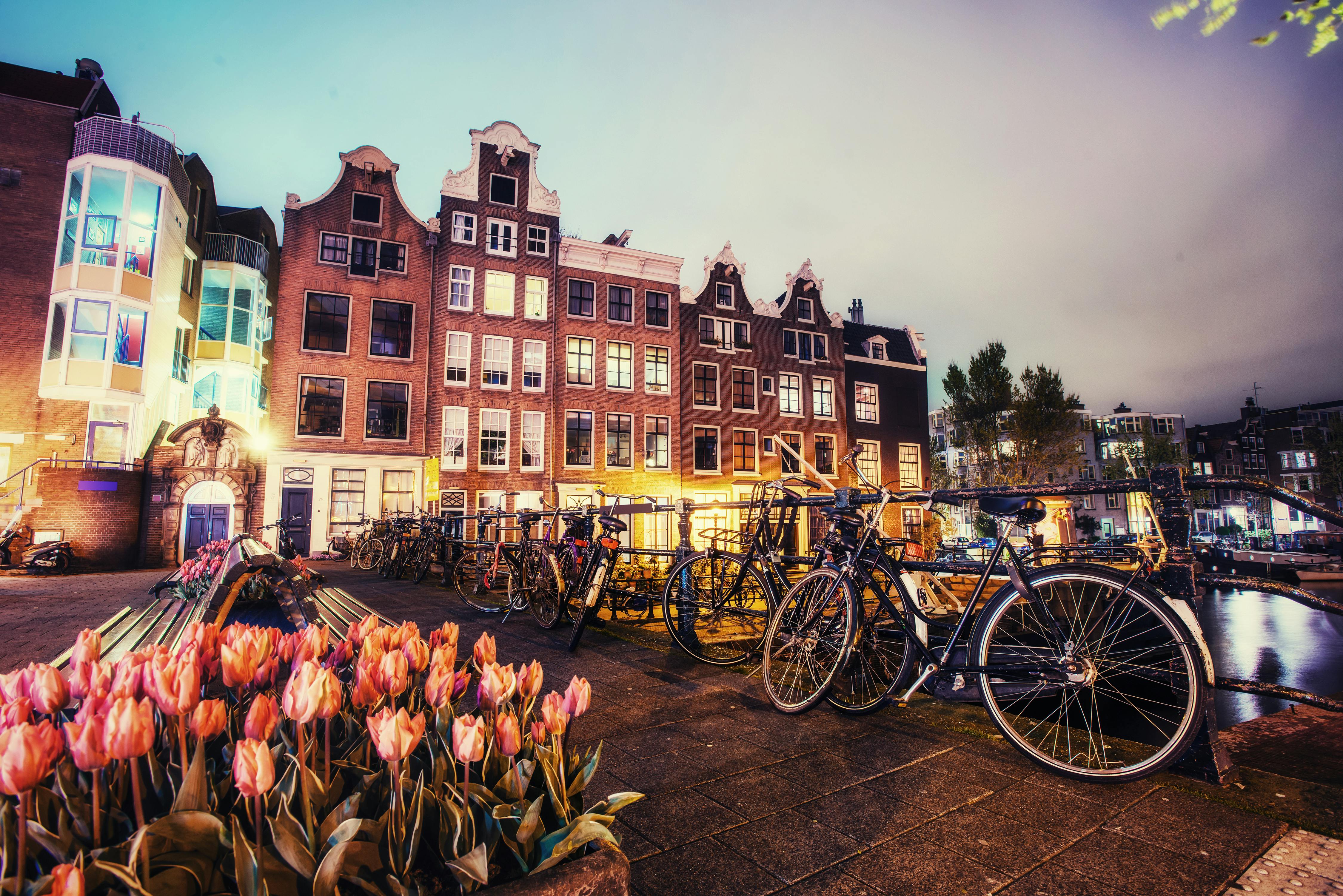 Näkymässä Amsterdamin värikkäitä taloja ja polkupyöriä.