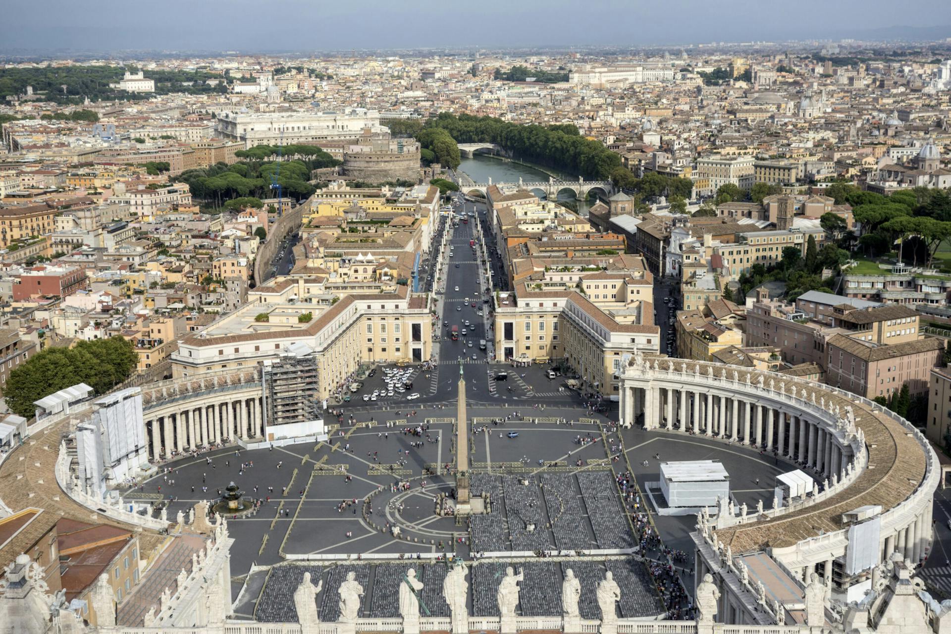 Ilmanäkymä kaupungista, näkymässä näkyy Pietarinaukio mikä on kaupunginaukio Vatikaanissa