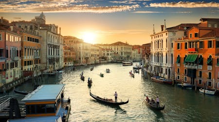 Näkymässä Canal Grande kanava, jossa useita Venetsialaisia veneitä