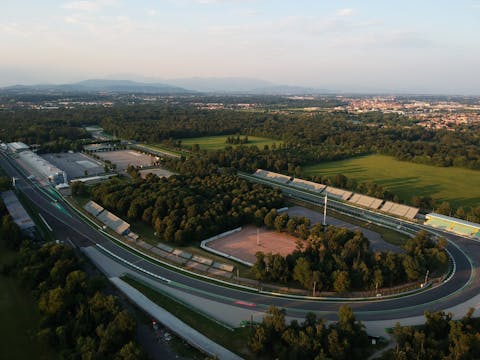 Ilmanäkymä, jossa näkyy maiseman lisäksi Autodromo Nazionale Monza kilpa-autorata.