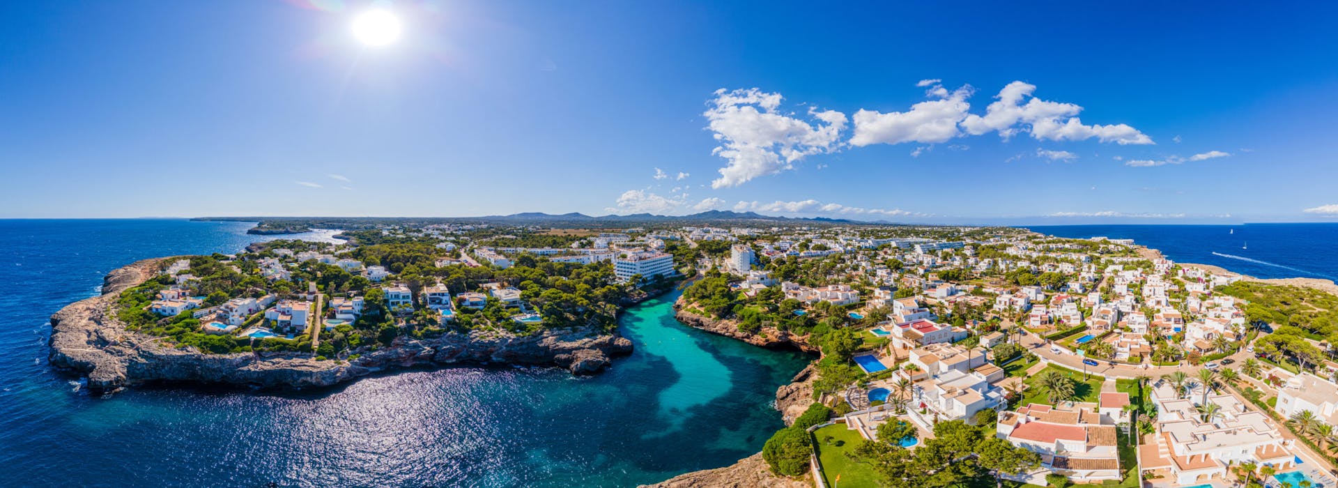 Panorama ilmanäkymä. Porto Criston rannikko huviloilla ja luonnonsatama, Cala Manacor, Porto Cristo, Mallorca, Baleaarit, Espanja