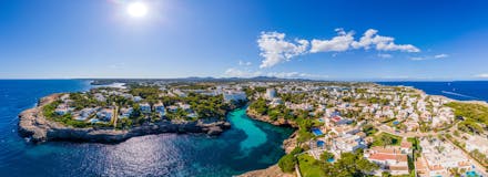 Panorama ilmanäkymä. Porto Criston rannikko huviloilla ja luonnonsatama, Cala Manacor, Porto Cristo, Mallorca, Baleaarit, Espanja
