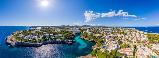Panorama ilmanäkymä. Porto Criston rannikko huviloilla ja luonnonsatama, Cala Manacor, Porto Cristo, Mallorca, Baleaarit, Espanja