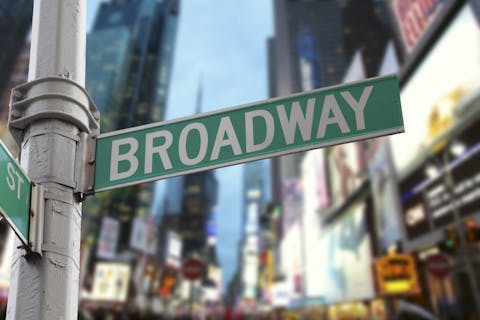 Opastekyltti jossa lukee Broadway