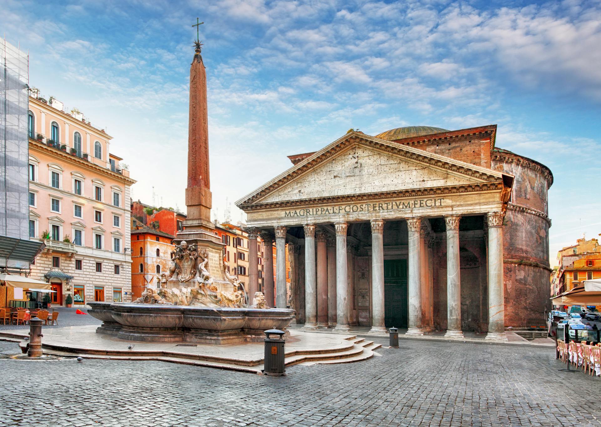 Näkymässä on Pantheon, joka on parhaiten säilynyt antiikinaikainen monumentti Roomassa.