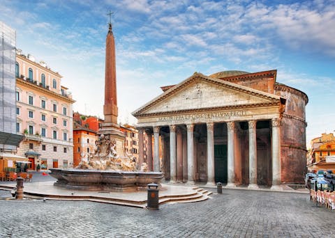 Näkymässä on Pantheon, joka on parhaiten säilynyt antiikinaikainen monumentti Roomassa.