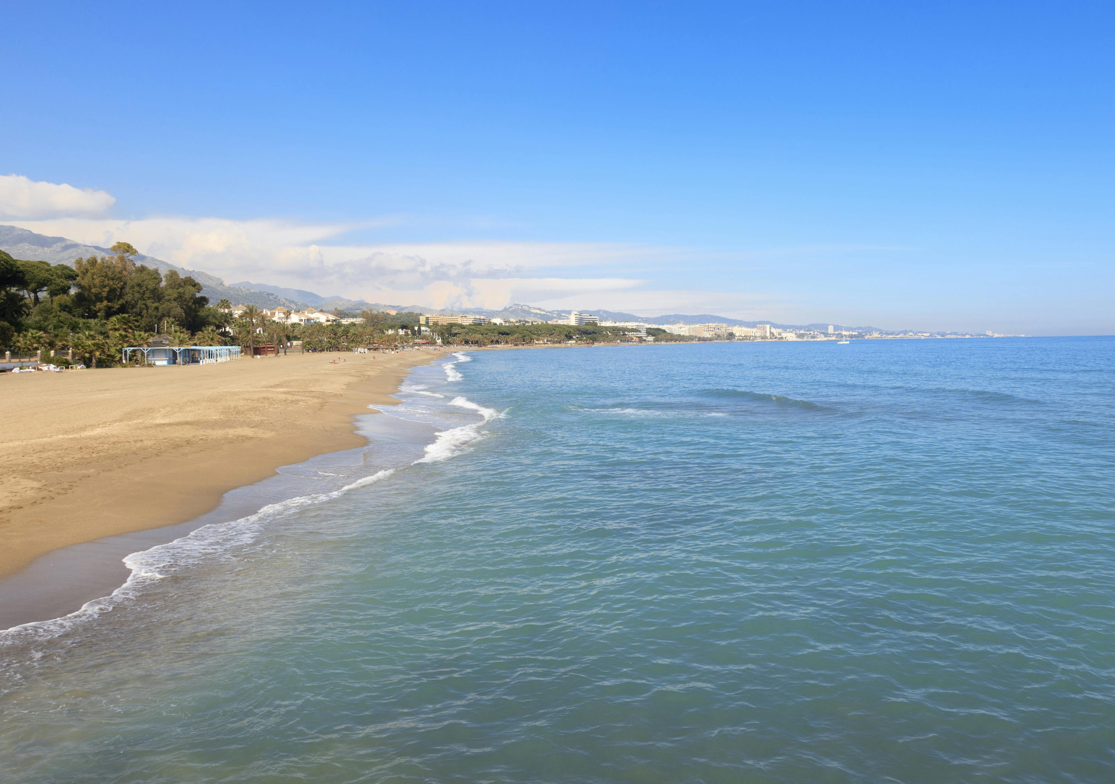 Näkymä Playa Casablanca rannalta turkoosin meren edustalta
