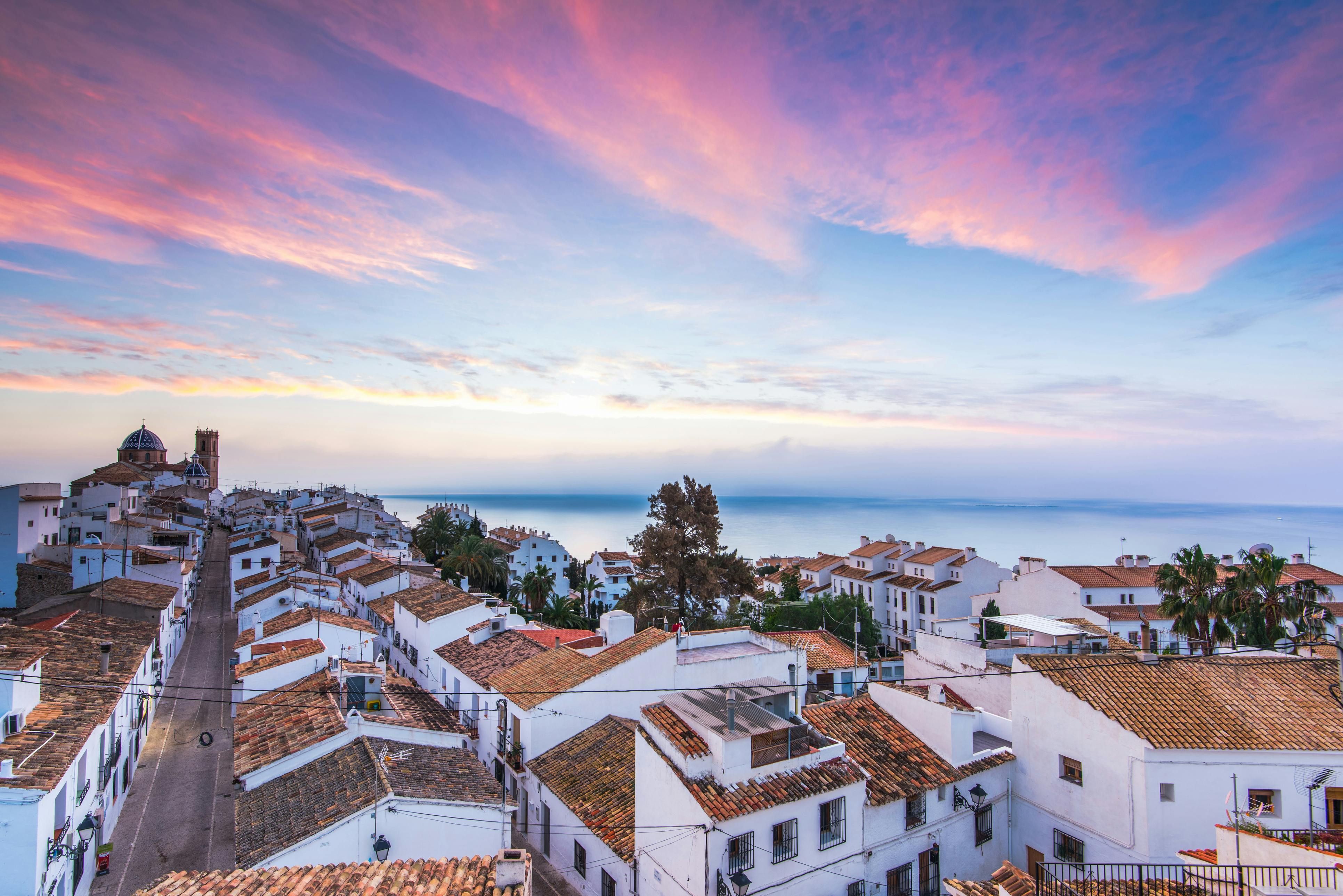 Altean valkoiset talot auringonlaskun aikaan Costa Blancassa, Espanjassa