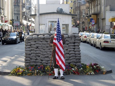 Checkpoint Charlie. Sotilas pitelemässä Amerikan lippua