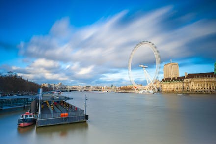 Kaupunkinäkymä Lontoosta. Näkymässä London Eye maailmanpyörä