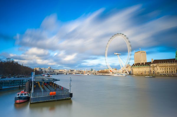 Kaupunkinäkymä Lontoosta. Näkymässä London Eye maailmanpyörä