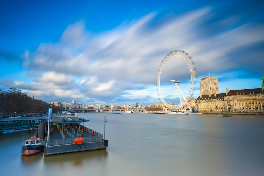 Kaupunkinäkymä Lontoosta. Näkymässä London Eye maailmanpyörä