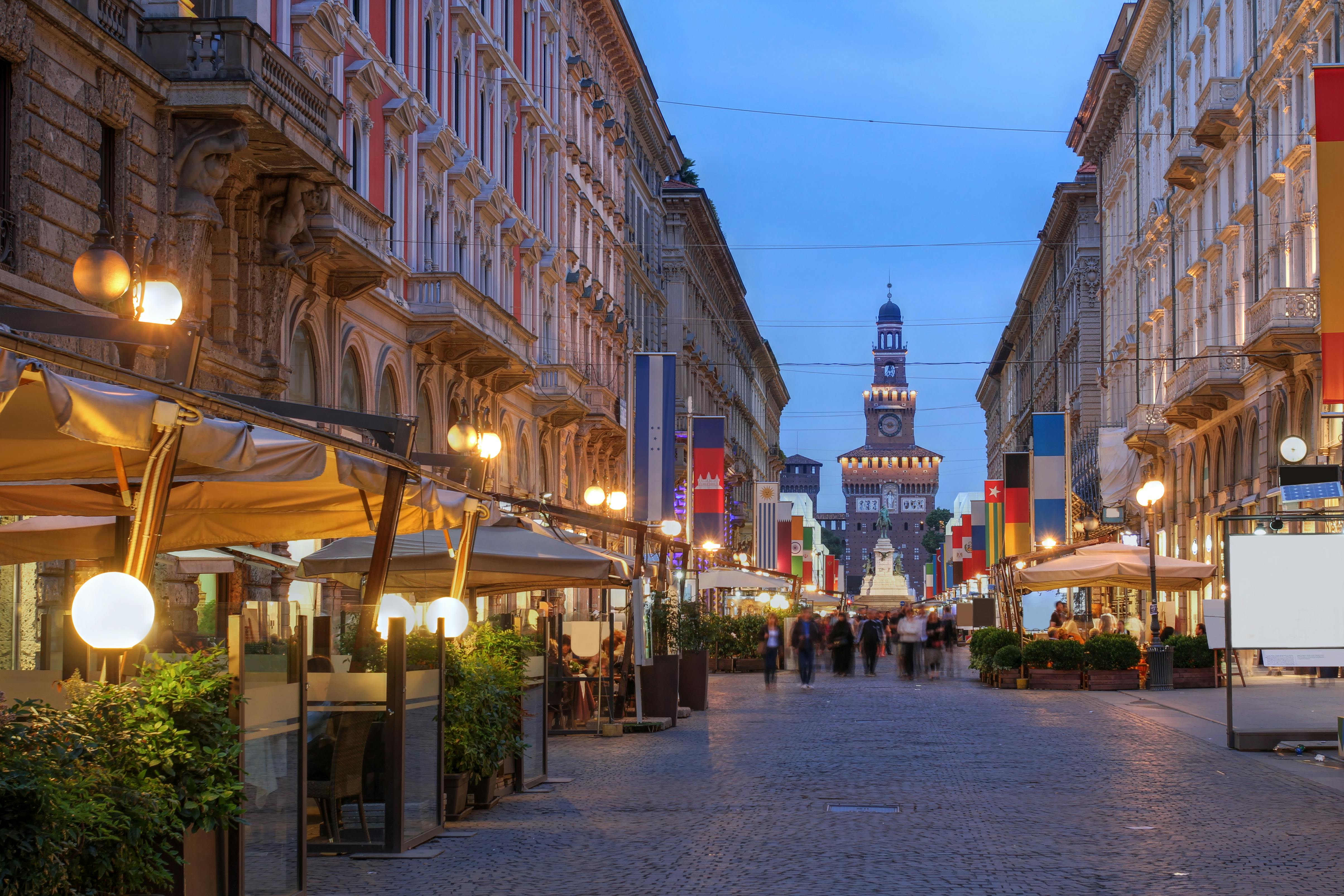 Katunäkymä merkittävästä kadusta illalla Via Dante, Milano, Italia.