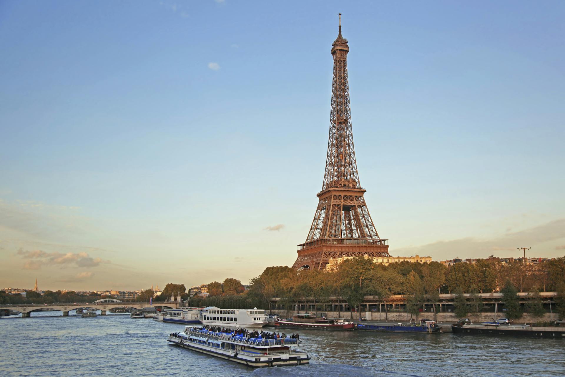 Näkymässä Eiffel-torni ja jokilaiva