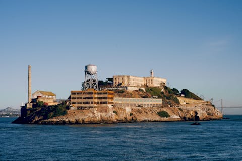 Näkymässä Alcatraz, joka toimi aikoinaan varuskuntana