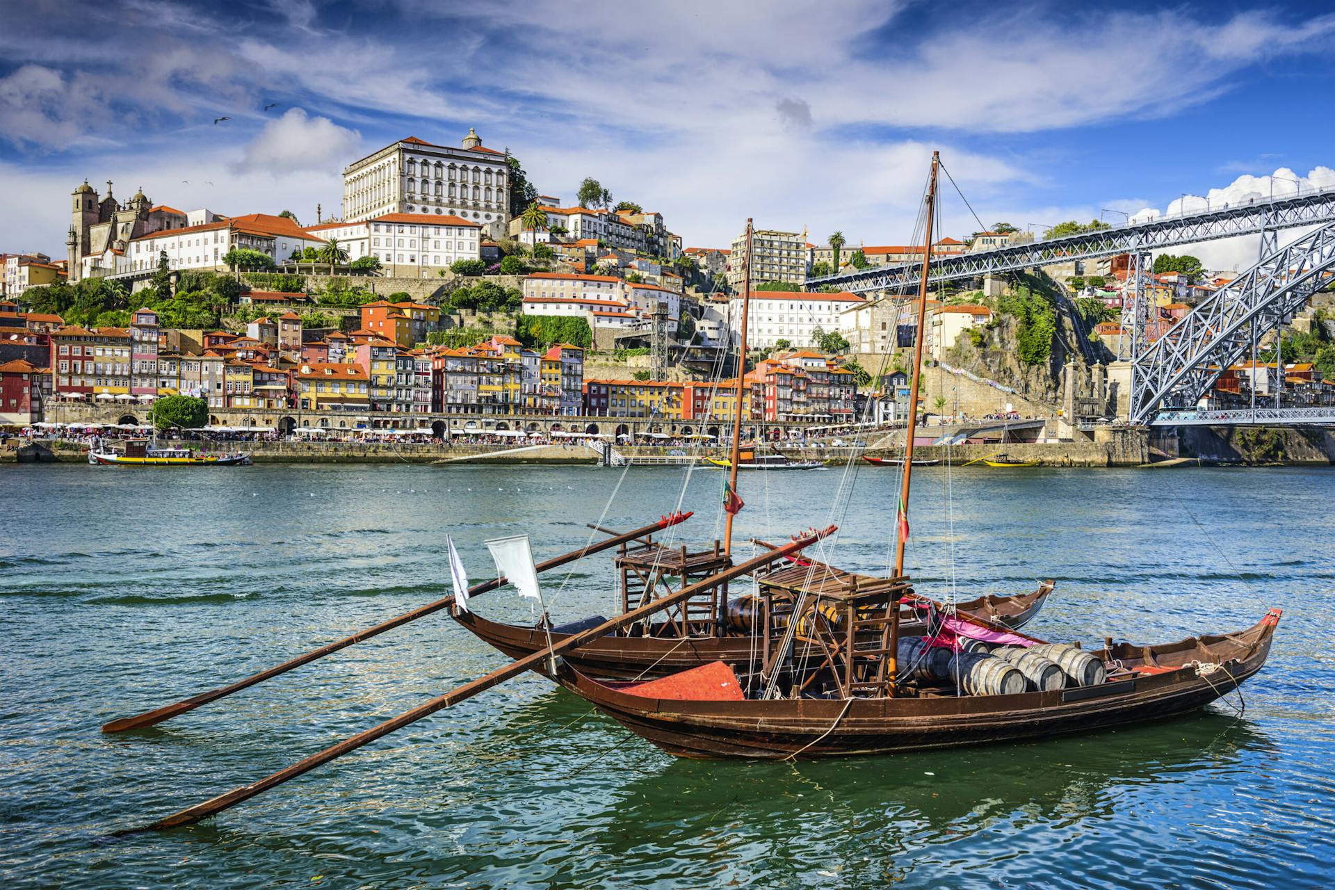 Näkymässä veneitä Porton joella. Näkymässä näkyy kaupunginrakennuksia