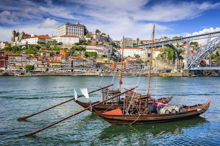 Näkymässä veneitä Porton joella. Näkymässä näkyy kaupunginrakennuksia