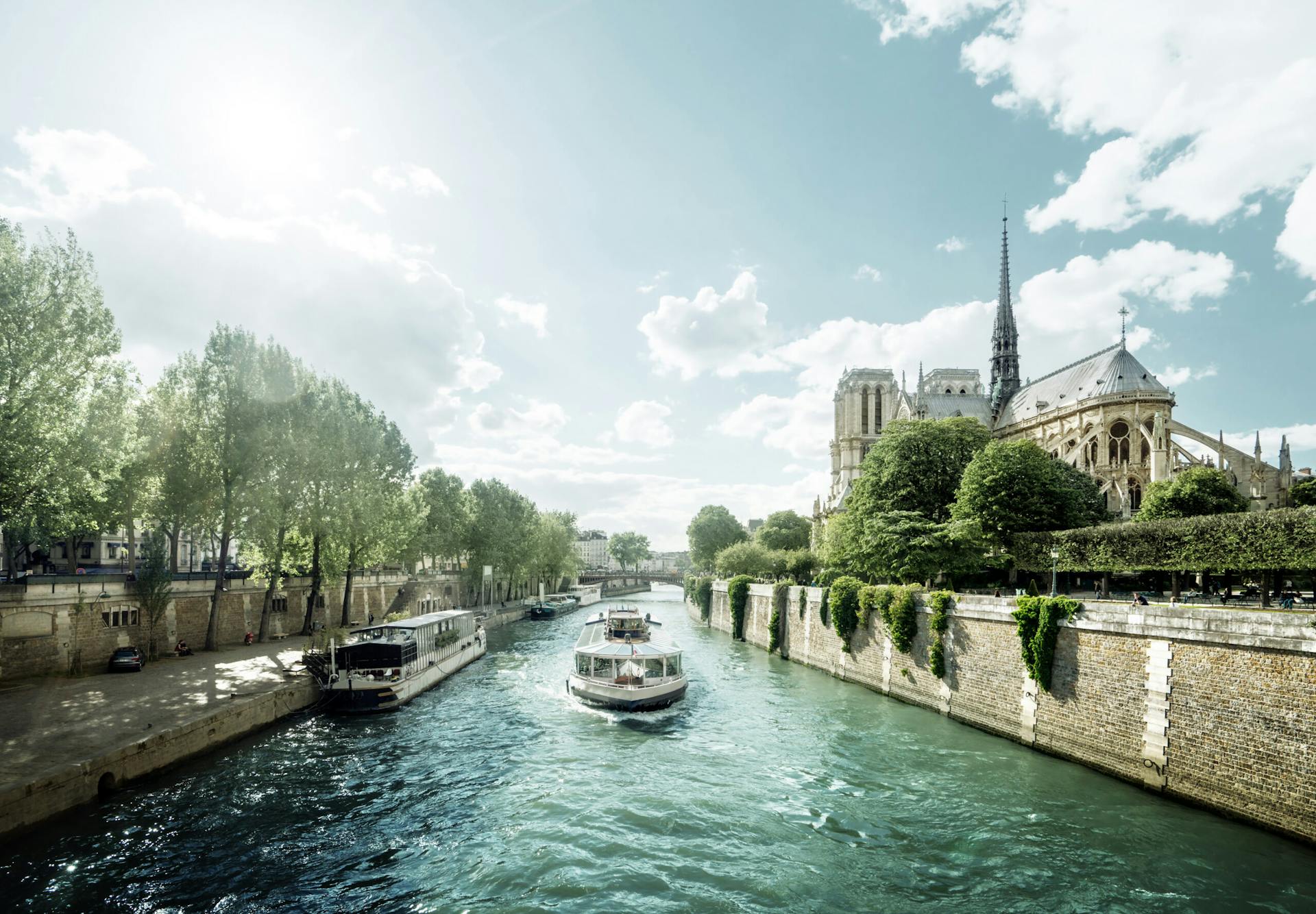 Näkymä Seine joen varrelta. Näkymässä jokilaivoja ja Notre Damen katedraali