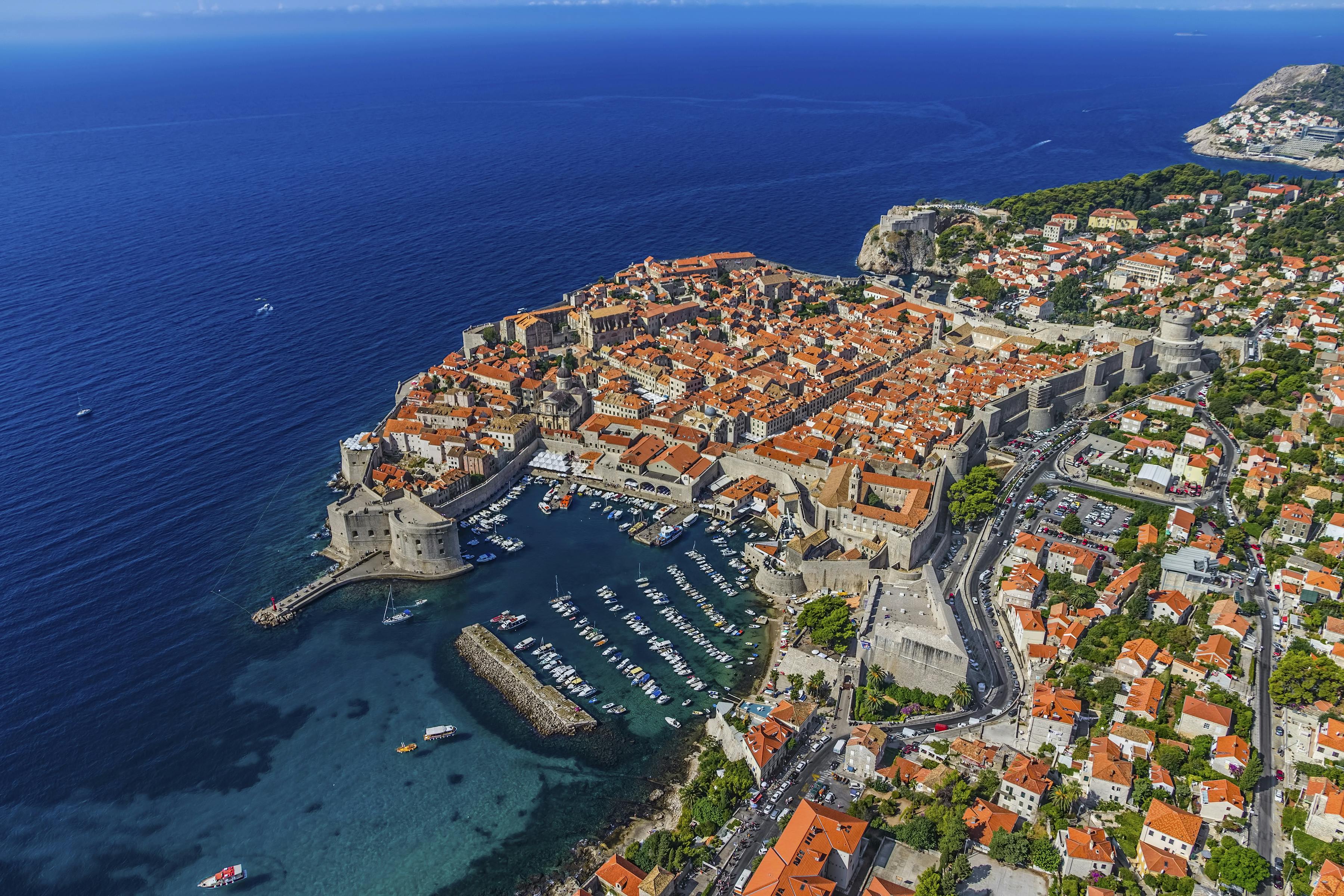 Ilmanäkymä jossa maisemanäkymä Dubrovnikin kaupungista turkoosin meren edustalla