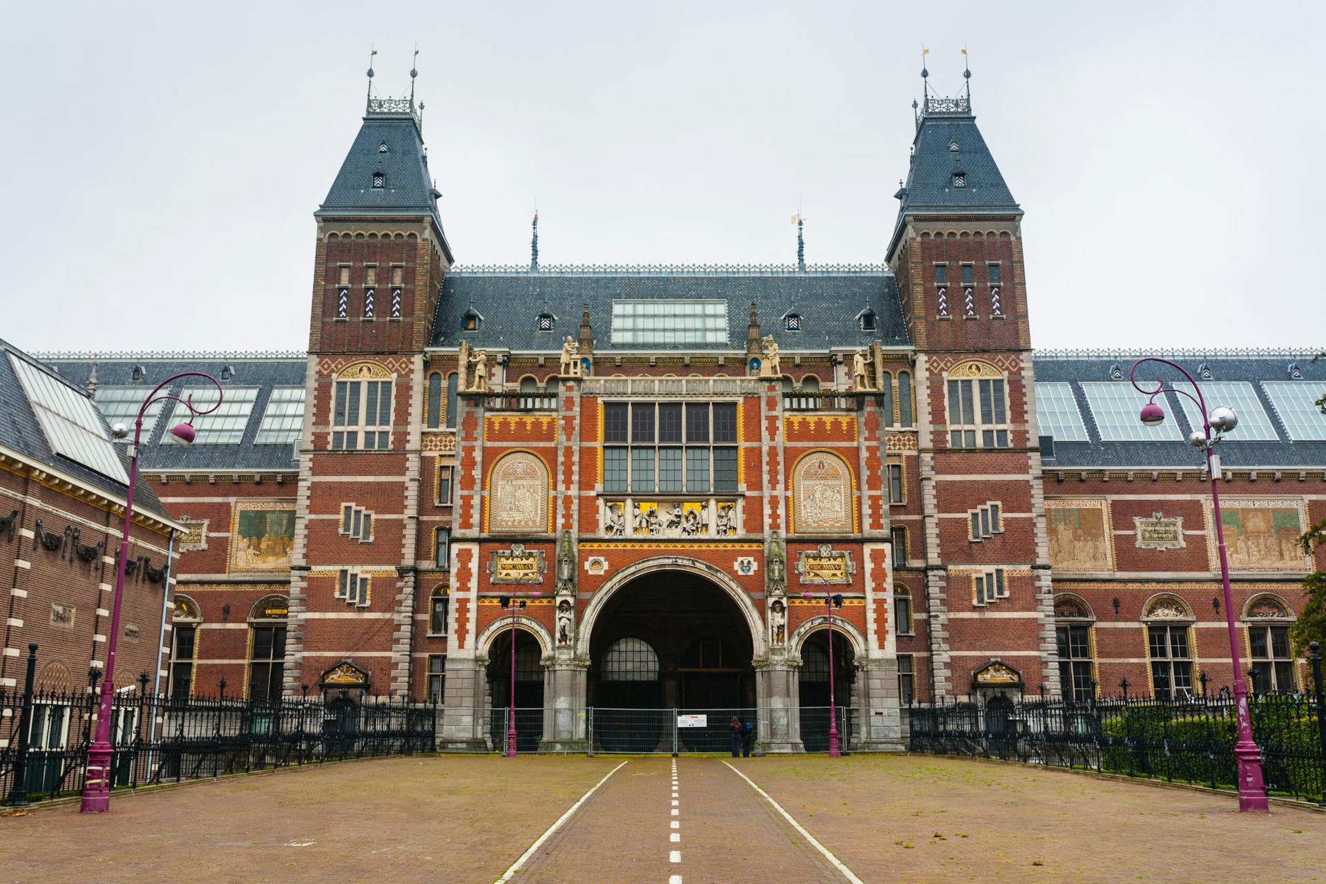 Taidemuseo Rijksmuseum edustalta näkymä.