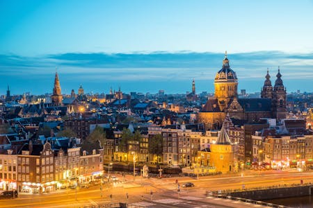 Näkymä Amsterdamin kaupungista illalla.